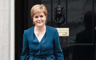 «Αν η Σκωτία πρόκειται να έχει μία πραγματική επιλογή, τότε αυτή η επιλογή πρέπει να προσφερθεί μεταξύ του φθινοπώρου της επόμενης χρονιάς και της άνοιξης της μεθεπόμενης», δήλωσε χθες η πρωθυπουργός της Σκωτίας, Νίκολα Στέρτζον.