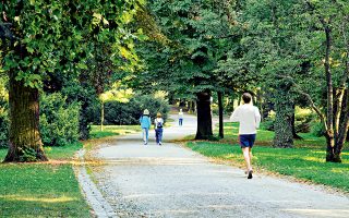 Οι κάτοικοι των δυτικών περιοχών της πόλης πηγαίνουν στο Gruneburgpark –κοντά στον βοτανικό κήπο Palmengarten– για να τρέξουν  ή απλώς να περπατήσουν. (Φωτογραφία: VISUALHELLAS.GR)