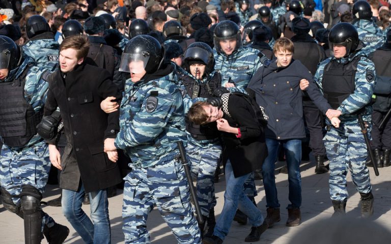 Η Ευρωπαϊκή Ενωση καλεί την Μόσχα να απελευθερώσει άμεσα τους συλληφθέντες διαδηλωτές