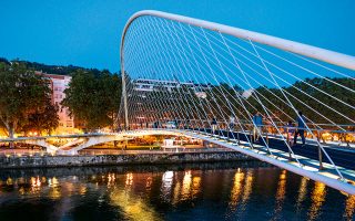 Η πεζογέφυρα Zubizuri του Calatrava, αν και περισσότερο εντυπωσιακή παρά πρακτική, είναι ένα σύμβολο της σύγχρονης αρχιτεκτονικής αναγέννησης της πόλης. (Φωτογραφία: Shutterstock)