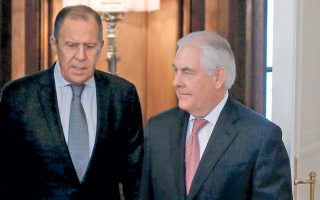 Ασυνήθιστα ψυχρή υποδοχή επιφύλαξε ο Ρώσος υπουργός Εξωτερικών Σεργκέι Λαβρόφ (αριστερά) στον Αμερικανό ομόλογό του Ρεξ Τίλερσον, στη Μόσχα. Ο Ρώσος πρόεδρος δέχθηκε, αργά χθες το απόγευμα, τον κ. Τίλερσον στο Κρεμλίνο, αφού τον είχε αφήσει να περιμένει αρκετές ώρες. Σε δηλώσεις τους μετά το πέρας της συνάντησης, οι ΥΠΕΞ των δύο κρατών παραδέχθηκαν ότι οι ρωσο-αμερικανικές σχέσεις βρίσκονται στο χειρότερο σημείο των τελευταίων ετών.