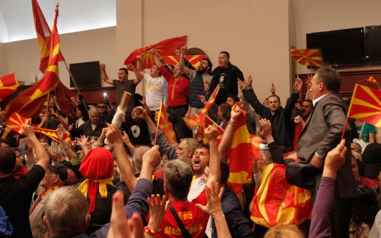 Σκηνές «ροκ» στο κοινοβούλιο της ΠΓΔΜ – διαδηλωτές ξυλοκόπησαν βουλευτές