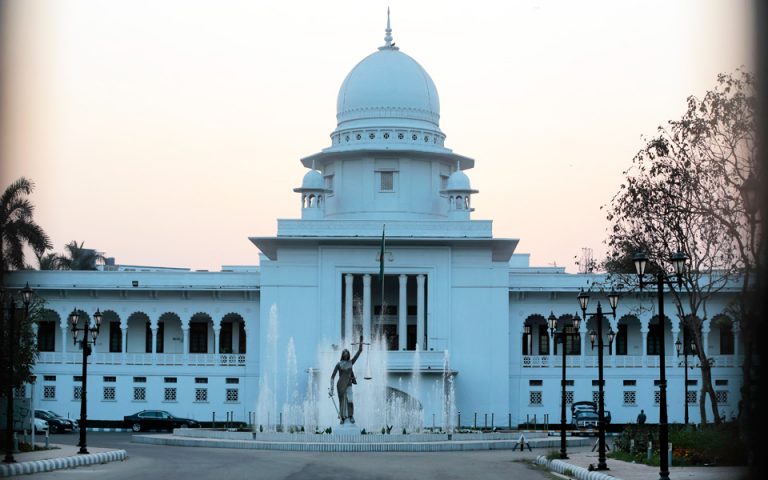 Αποκαθήλωση αγάλματος της Θέμιδoς στο Μπανγκλαντές