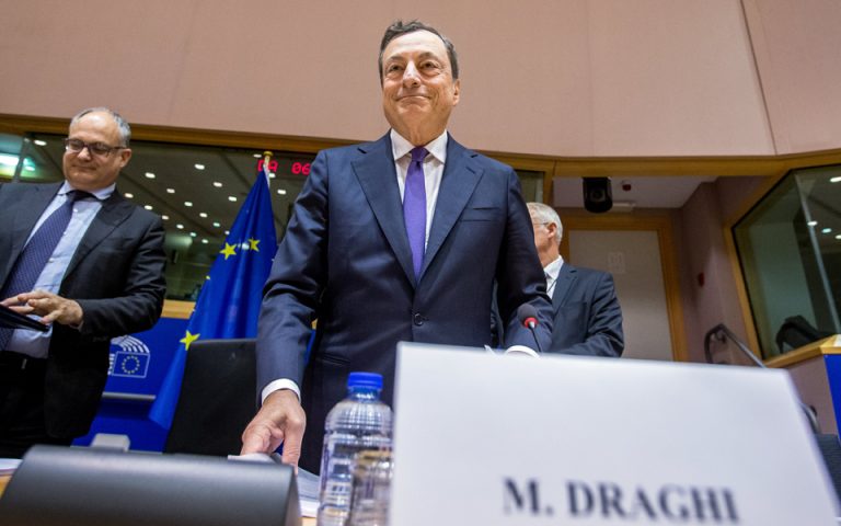 Ντράγκι: «Μόνο με βιώσιμο χρέος στο QE»