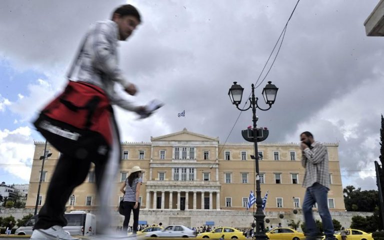 FAZ: Η Ελλάδα όχι μόνο δεν πληρώνει τίποτα για το χρέος της, αλλά κερδίζει από αυτό