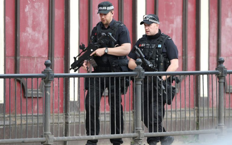 Αυξάνονται τα μέτρα ασφαλείας παγκοσμίως μετά την επίθεση στο Μάντσεστερ