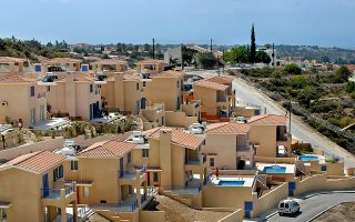 Συγκρότημα πολυτελών κατοικιών στην Κύπρο. Για να μπορεί κανείς να αιτηθεί άδεια παραμονής στη χώρα, πρέπει να δαπανήσει τουλάχιστον 2 εκατ. ευρώ για την αγορά ακινήτων ή 2,5 εκατ. ευρώ για την αγορά κυβερνητικών ομολόγων ή εταιρειών.
