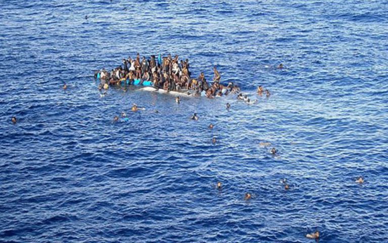 Εώς και 30 άτομα έχασαν τη ζωή τους σε ναυάγιο ανοικτά της Λιβύης