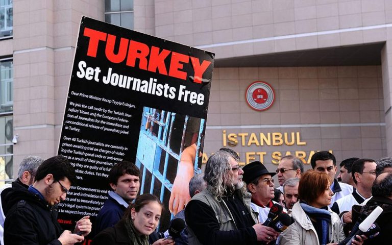 Τουρκία: Εντάλματα σύλληψης κατά του ιδιοκτήτη και μελών της εφημερίδας «Soczu»
