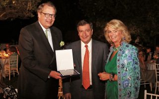 Ο αρχιδούκας Χριστιανός Φον Ολντενμπουργκ και η σύζυγός του βραβεύονται από τον δήμαρχο Αθηναίων Γιώργο Καμίνη για το έμπρακτο ενδιαφέρον τους για τον Εθνικό Κήπο.