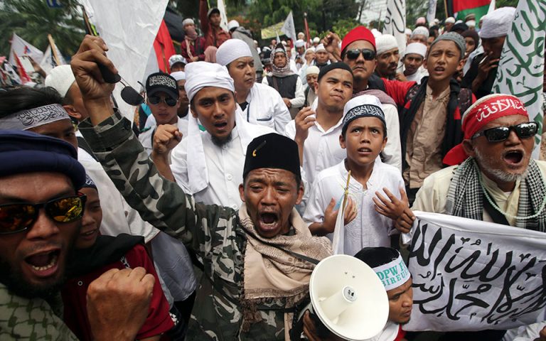 Ινδονησία: Σε διετή φυλάκιση για προσβολή του Ισλάμ καταδικάστηκε ο κυβερνήτης της Τζακάρτα