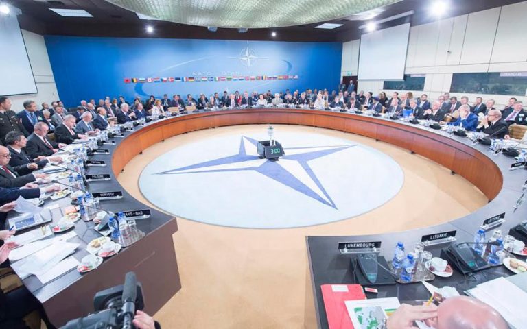NATO: Η συμμαχία «πρέπει να εξετάσει το ενδεχόμενο» να ενταχθεί κι ως σύνολο στον διεθνή συνασπισμό κατά του ΙΚ
