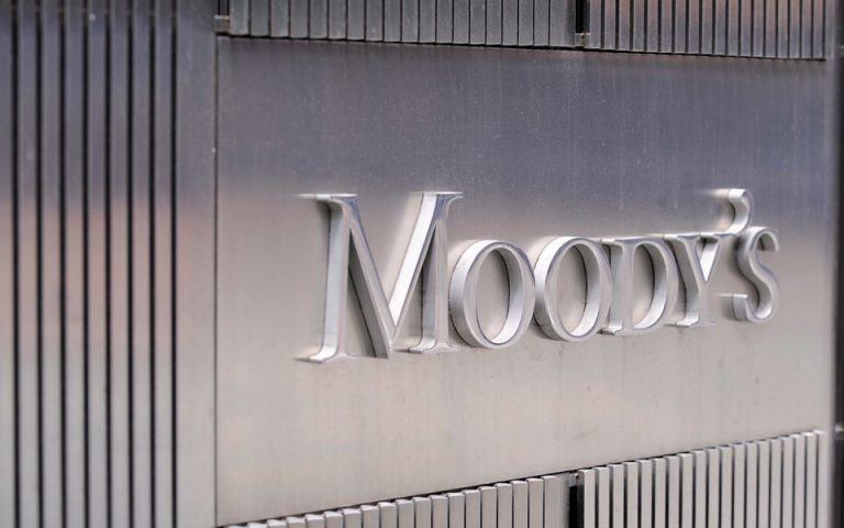 Η Moody’s υποβάθμισε την αξιολόγηση στο χρέος της Κίνας για πρώτη φορά από το 1989