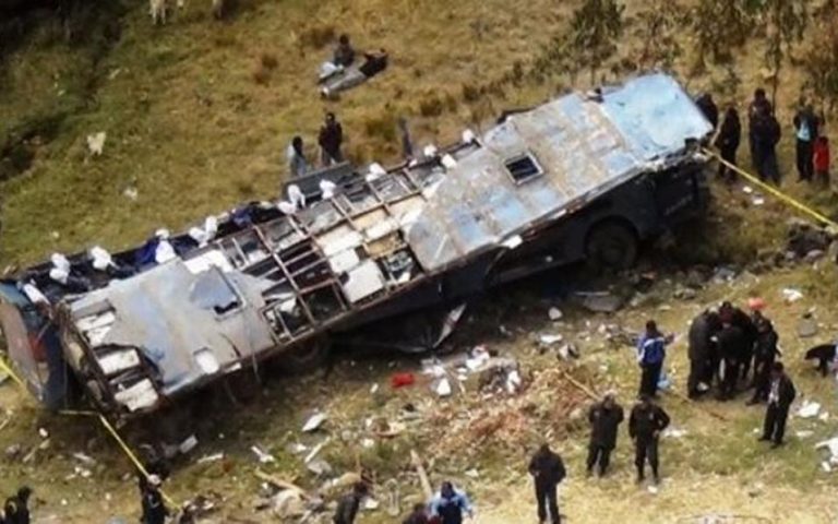 Μεξικό: Τουλάχιστον 12 νεκροί και 30 τραυματίες ύστερα από πτώση λεωφορείου σε χαράδρα