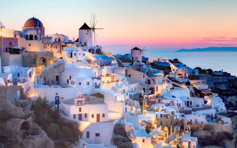 Neue Zürcher Zeitung: Σούπερ-καλοκαίρι αναμένεται για τον ελληνικό τουρισμό