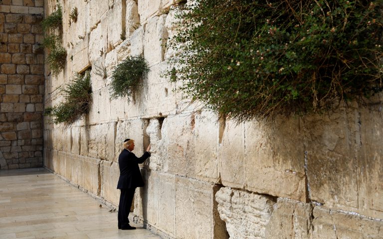 Ο Τραμπ, ο πρώτος εν ενεργεία Αμερικανός πρόεδρος που επισκέφθηκε το τείχος των Δακρύων (ΦΩΤΟ)
