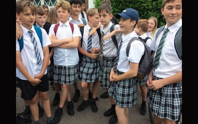 Βρετανία: Μαθητές φόρεσαν φούστες για να κερδίσουν το δικαίωμα να φορούν σορτς στο σχολείο