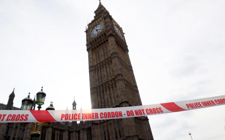 Βρετανία: Σύλληψη οπλισμένου άνδρα έξω από το Κοινοβούλιο – Πιθανή σύνδεση με την τρομοκρατία