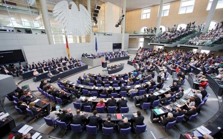 Η Γερμανία ενέκρινε την εκταμίευση της δόσης προς την Ελλάδα