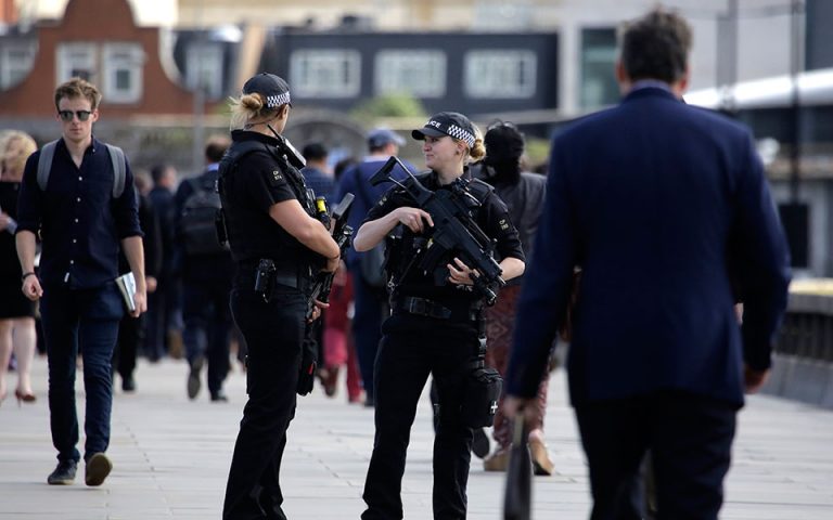 Στις 17 οι συλλήψεις για την επίθεση στο Λονδίνο – Ταυτοποιήθηκαν τα θύματα