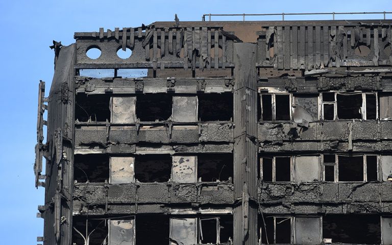 Στους 30 οι νεκροί της πυρκαγιάς στο Λονδίνο – Κατασβέστηκε πλήρως η φωτιά