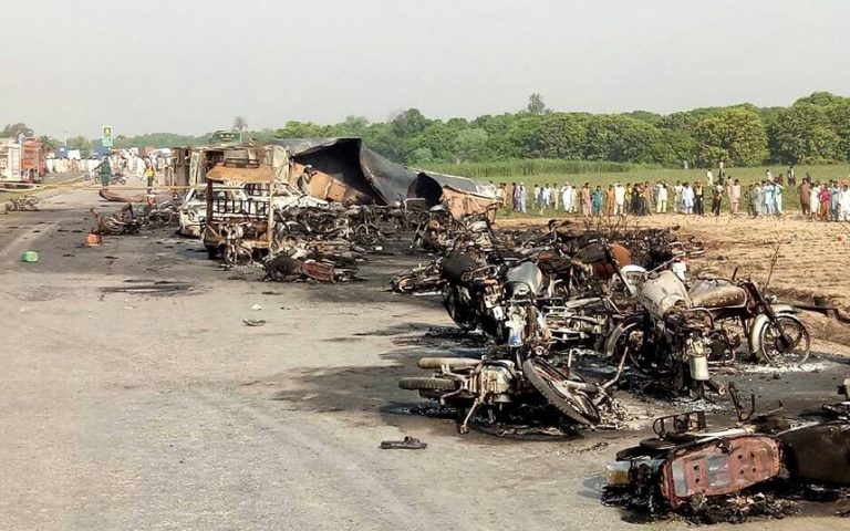 Πακιστάν: Τουλάχιστον 140 νεκροί από πυρκαγιά μετά την ανατροπή βυτιοφόρου