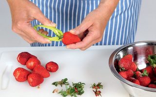 1. Αν φτιάξουμε μαρμελάδα φράουλας, ιδού ένα χρήσιμο γκατζετάκι για να αφαιρέσουμε τα κοτσάνια τους με ευκολία: το ειδικό τσιμπιδάκι. (Φωτογραφίες: Ακης Ορφανίδης)