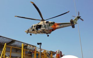 Ελικόπτερο Ερευνας και Διάσωσης τύπου AW-139 της 460 Μοίρας της Κυπριακής Αεροπορίας προσεγγίζει το ελικοδρόμιο του πλοίου «West Capella» που φέρει το γεωτρύπανο, το οποίο έφθασε χθες στο οικόπεδο 11 της Κύπρου για γεωτρήσεις. Οι εργασίες της γαλλοϊταλικής κοινοπραξίας Total-Eni άρχισαν χθες χωρίς οχλήσεις από τουρκικά πολεμικά, τα οποία πραγματοποίησαν άσκηση βορειότερα, εντός της κυπριακής ΑΟΖ.