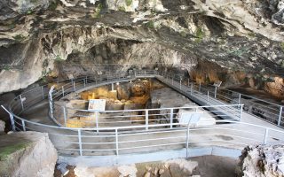 Το εσωτερικό του σπηλαίου της Θεόπετρας. Εντυπωσιακό αλλά κλειστό, όπως και το κέντρο τεκμηρίωσης.