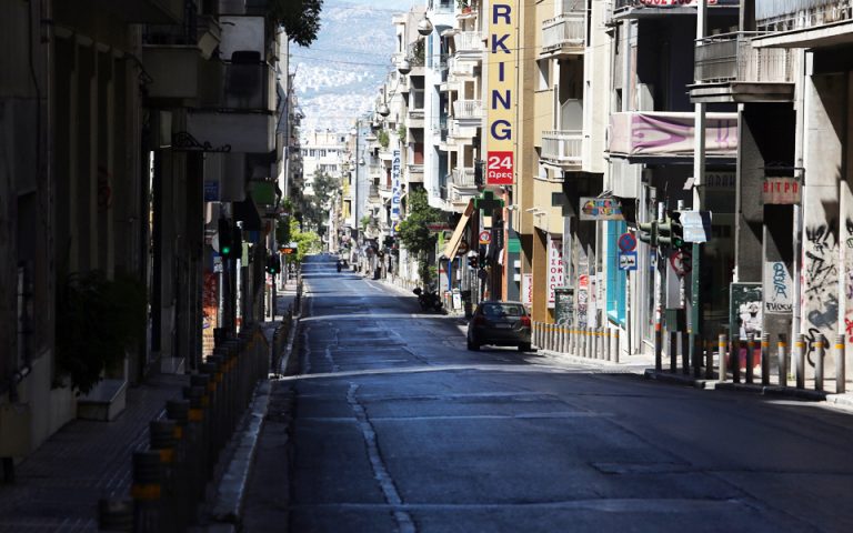 Η Αθήνα δεν αδειάζει, απλώς ελαφραίνει