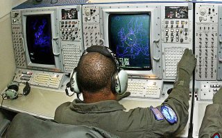 Ελεγκτής κάθεται μπροστά σε οθόνη σε νατοϊκό αεροσκάφος, στη βάση του Ικονίου.