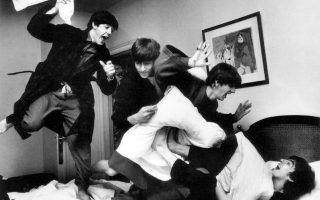 O περίφημος μαξιλαροπόλεμος του 1964, ξημερώματα στο ξενοδοχείο George V, στο Παρίσι (αριστερά). Κάτω, οι Beatles με τον Κάσιους Κλέι (πριν αλλάξει το όνομά του σε Μοχάμεντ Αλι) στο Μαϊάμι και ανάμεσα στους θαυμαστές τους που εκδήλωναν τη λατρεία τους στο γκρουπ σε συναυλία του 1966.