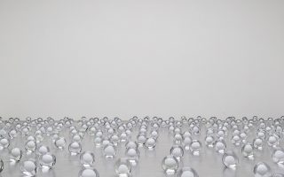 Παγωμένες στάλες. Μοιάζουν με σταγόνες δροσιάς, όμως ο δημιουργός τους ο Not Vital τις ονομάζει '700 Snowballs'. Αυτό και άλλα έργα του εκτίθενται στο Buendner Kunstmuseum της Ελβετίας, μέχρι στις 11 Νοεμβίου. EPA/ENNIO LEANZA