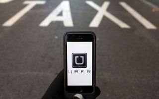 H Uber είναι μια εταιρεία-πλατφόρμα που δίνει τη δυνατότητα σε έναν επιβάτη να μετακινηθεί από το σημείο Α στο σημείο Β, καλώντας έναν οδηγό που συνεργάζεται μαζί της. Ο οδηγός μπορεί να είναι επαγγελματίας, όπως στην Uber Black, ή ερασιτέχνης, όπως στην UberX.