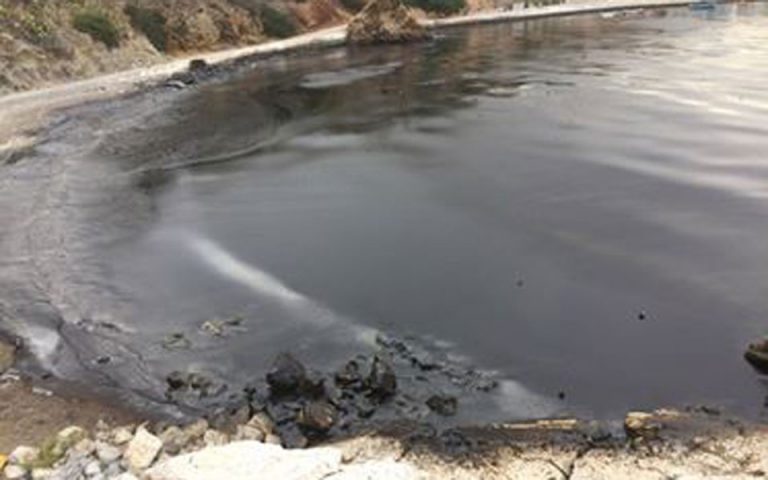 Πετρέλαιο στις ακτές της Σαλαμίνας από τη βύθιση του δεξαμενόπλοιου «Αγία Ζώνη»