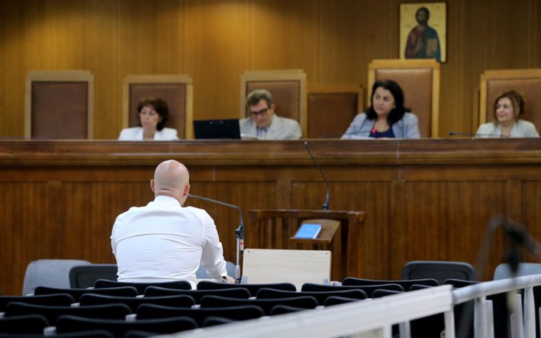 Δίκη Χ.Α.: Εξέταση των προστατευόμενων μαρτύρων «δια ζώσης» ζητούν και οι δύο πλευρές