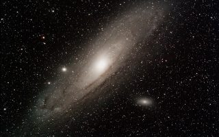 Ο γαλαξίας της Ανδρομέδας (Μ31), 2,5 εκατομμύρια φωτός από τον δικό μας γαλαξία, φωτογραφημένος από τον ερασιτέχνη αστροφωτογράφο Νίκο Μαγκλίνη.