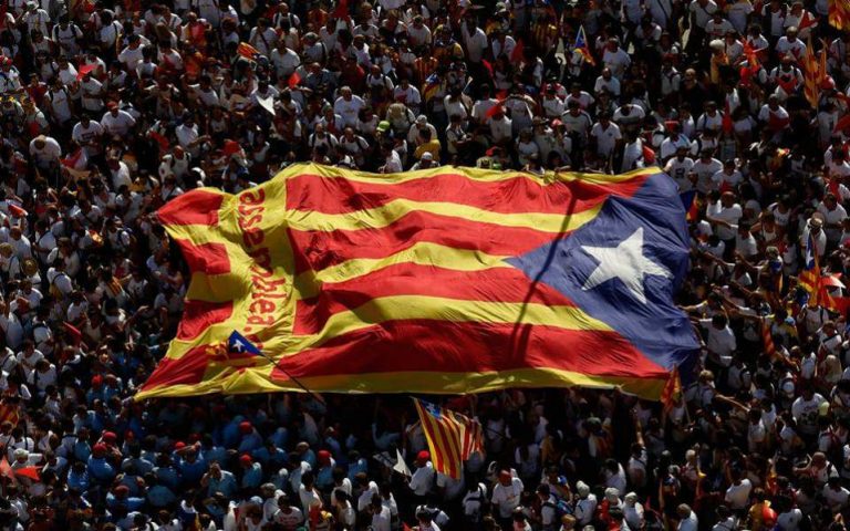 Καταλανική κυβέρνηση: Η υπογραφή της κήρυξης ανεξαρτησίας είναι προς το παρόν «συμβολική»