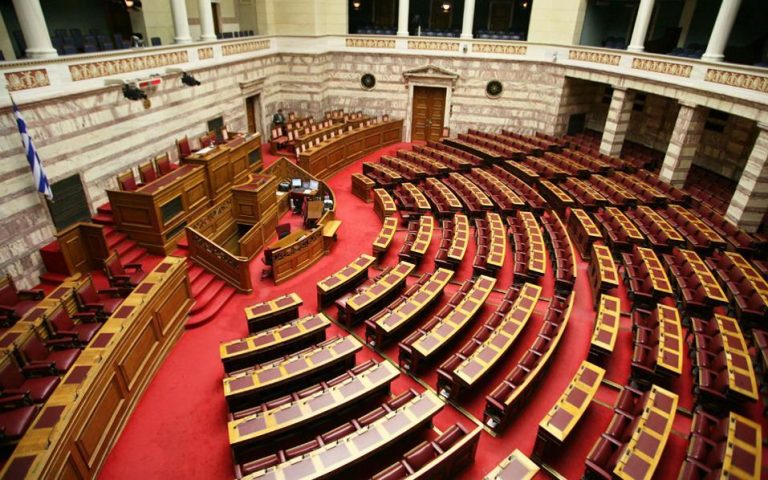 Εγκρίθηκε το νομοσχέδιο για το κοινωνικό μερίσμα από τις αρμόδιες κοινοβουλευτικές επιτροπές