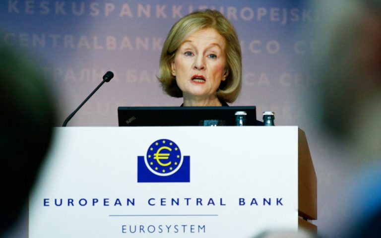 Κάνει πίσω η ΕΚΤ στις προβλέψεις για τα παλαιά κόκκινα δάνεια