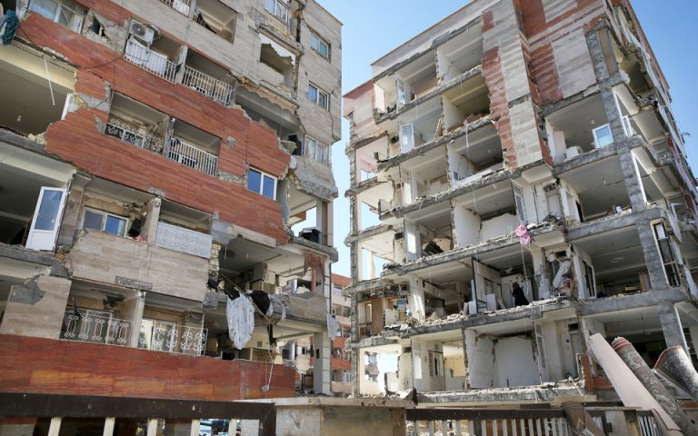 Ιράν: Πολιτική αντιπαράθεση στα ερείπια του σεισμού