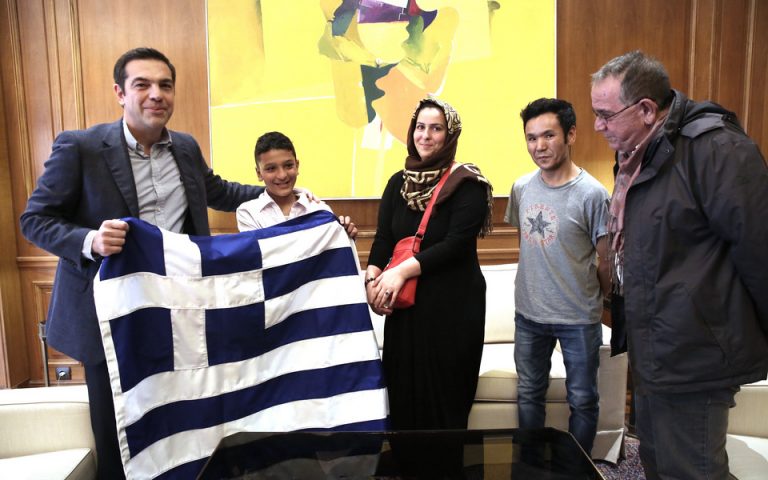 Στο Μαξίμου ο 11χρονος Αμίρ – μία ελληνική σημαία του δώρισε ο πρωθυπουργός