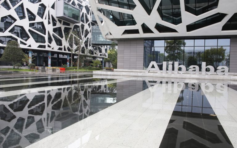 Η Alibaba επεκτείνεται από το Διαδίκτυο στο παραδοσιακό λιανεμπόριο