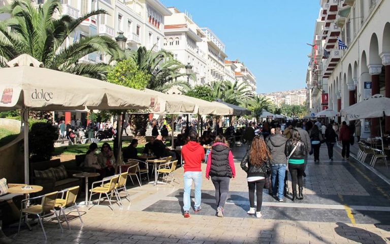 Θεσσαλονίκη: Επιχείρηση απομάκρυνσης των παράνομων τραπεζοκαθισμάτων από καταστήματα του κέντρου