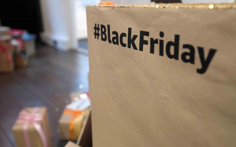 Αυξημένη σε σχέση με το 2016 η συμμετοχή καταστημάτων στην «Black Friday» – Τι να προσέξουν οι καταναλωτές