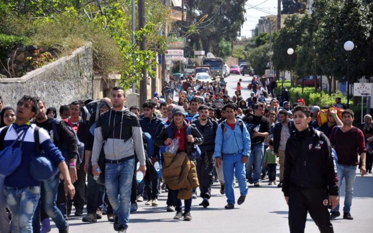 Με ασφαλιστικά κατά του υπουργείου Μεταναστευτικής Πολιτικής απειλεί ο δήμαρχος Χίου