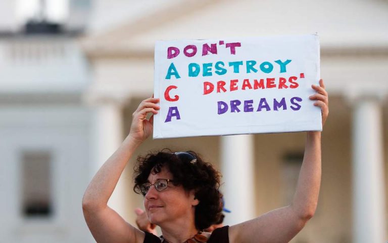 O Τραμπ θέλει να τερματιστούν οι οικογενειακές επανενώσεις μεταναστών στο πλαίσιο του DACA