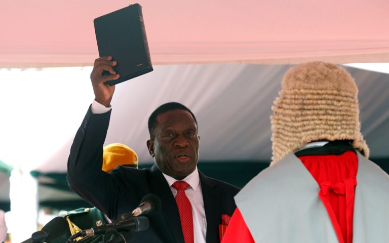 Ορκίστηκε ο «κροκόδειλος» Έμερσον Μναγκάγκουα στη Ζιμπάμπουε