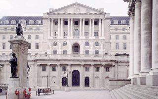 Η Τράπεζα της Αγγλίας αύξησε κατά 0,5%, στο 1%, το «μαξιλάρι» που πρέπει να διατηρούν οι βρετανικές τράπεζες για να αντεπεξέλθουν σε περίπτωση κρίσης.