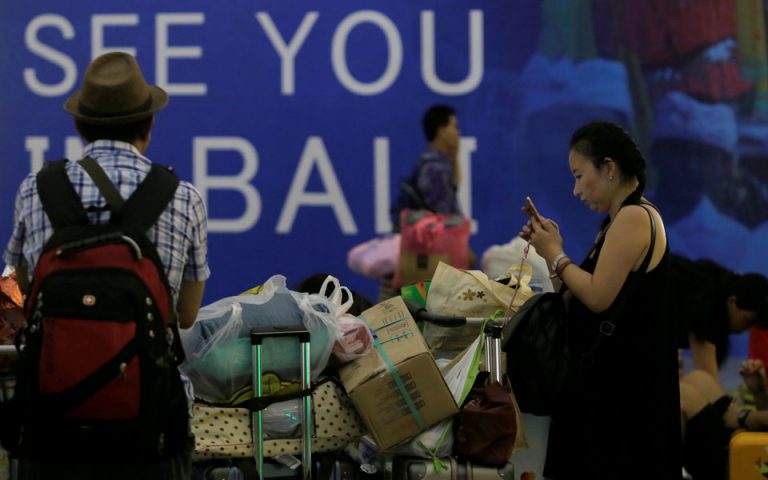 Χιλιάδες τουρίστες εγκαταλείπουν το Μπαλί λόγω της σεισμικής δραστηριότητας στο Αγκούνγκ